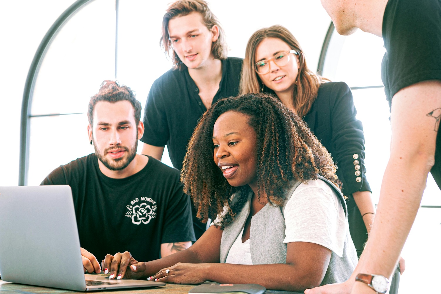 woman guiding her team on laptop